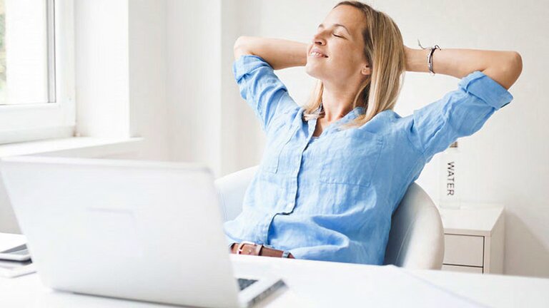 Dicke Luft im Home Office, Frau lehnt sich entspannt zurück